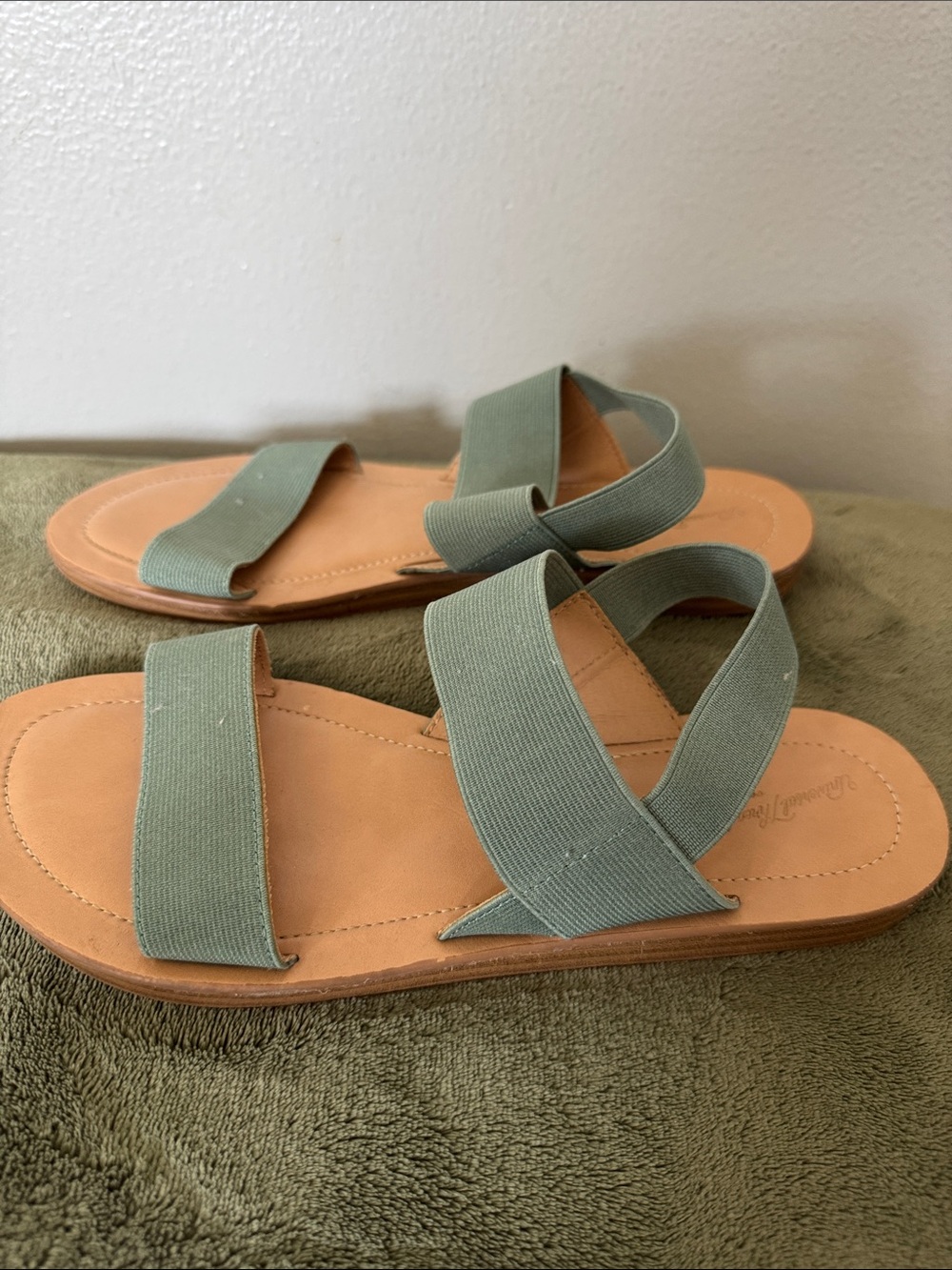 Universal Thread Women's Elastic Cross-Strap Sandals - Sage